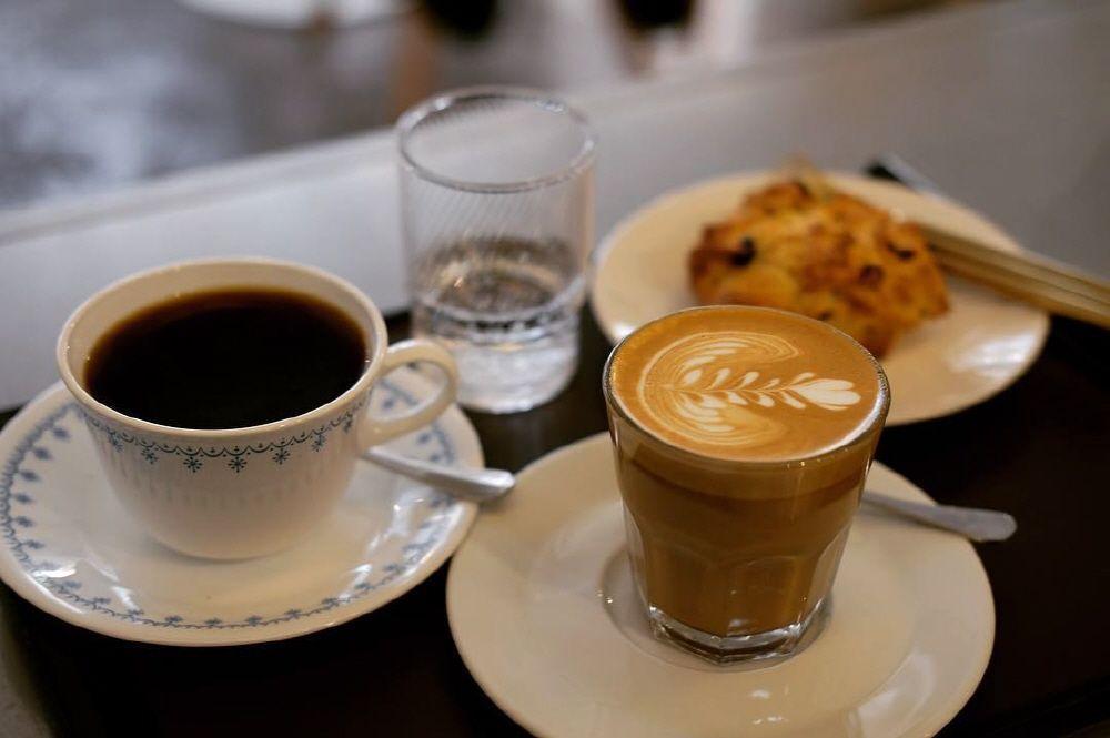 合井咖啡廳Coffee Pauly的咖啡組合，包括濃鬱的黑卡布奇諾和香濃的澳式白咖啡。